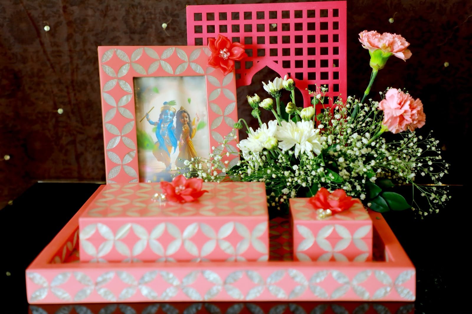 Framed gift tray with flowers